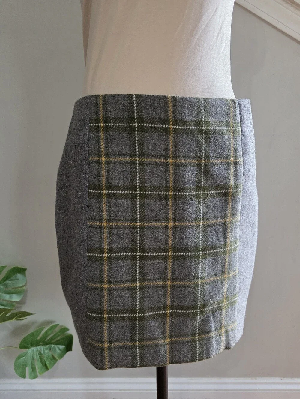 Banana Republic Mini Skirt Gray Plaid Wool Blend Size 4